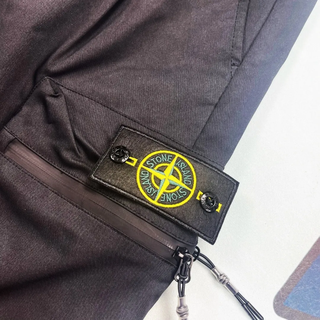 🅿️280 🔘Model number-BS701 🔘Stone Island𝐒𝐓𝐎𝐍𝐄 𝐈𝐒𝐋𝐀𝐍𝐃 25SS multi-pocket functional workwear shorts* The craftsmanship is particularly exquisite, and the original double-washing process not only makes the fabric texture more outstanding, but also adds a retro charm. The double tag design highlights the high-end and sophistication of the brand. In terms of design, these shorts are in the trendy workwear style. The drawstring design at the waist makes it easy to adjust the tightness and makes it comfortable to wear. Multiple three-dimensional large pockets are practical and stylish. The zippers on the pockets are full of details, which can be opened smoothly and prevent items from falling. The iconic compass logo, with its eye-catching and unique yellow-green color scheme, immediately raises the bar and makes it highly recognizable. The color choices are also very rich, the classic black is versatile and slimming; and the personalized gray is full of modernity. The matching suggestions are as follows: Casual street style: Pair the upper body with a simple white T-shirt, and then pair it with a pair of black and white sports shoes, such as Nike's Air Force 1, which is simple and fashionable, and has a high rate of turning heads when out on the street. Outdoor functional style: wear a black quick-drying short-sleeved shirt inside, and a windproof jacket outside, such as a jacket from the North. Paired with these shorts and a pair of outdoor hiking shoes, it is very suitable for outdoor adventures and hiking. Sports and energetic style: Wear a loose sports vest on top, pair it with shorts and a pair of sports running shoes, go to the gym or play basketball, you will be full of energy and can move freely.  Size: M L XL XXL Color: Black Gray